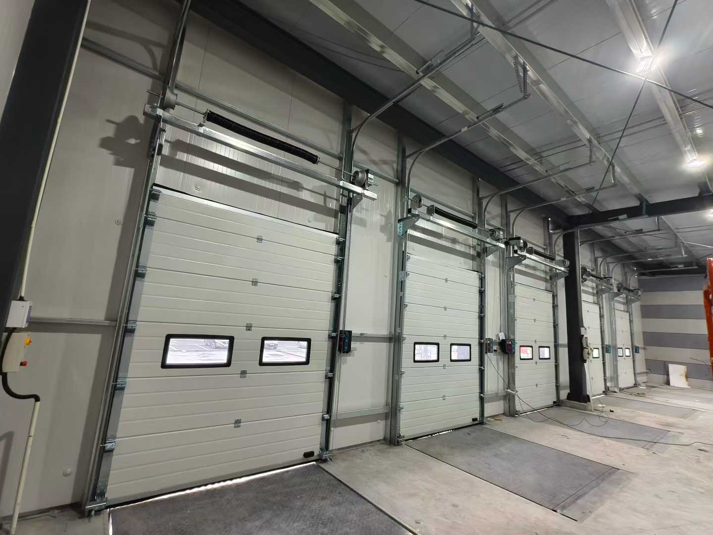 Priemyselné sekcionálne brány a vyrovnávacie mostíky pre skladové projekty